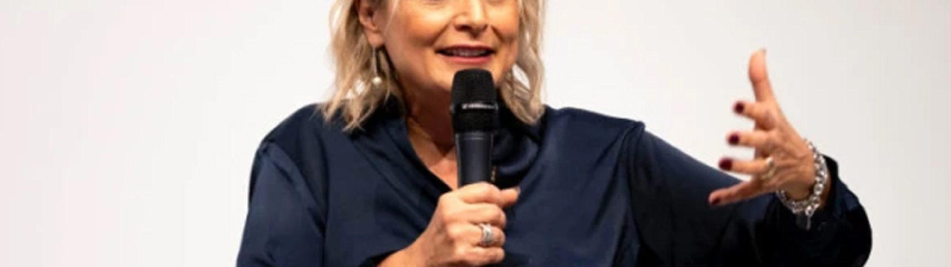 ANTONELLA VIOLA - LA RIVOLUZIONE DELLA CURA